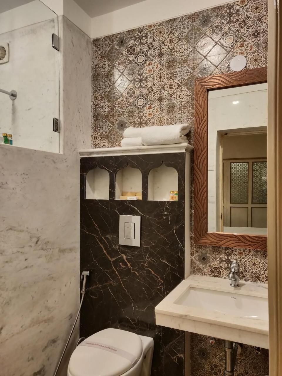 Family Room: Enjoy Happy Hours with 2+1 offer, 20% off on F&B services,20% Off on Laundry service ,Free Pick up on Arrival only from Train or Bus station (8am-8pm),737607358:JPEG